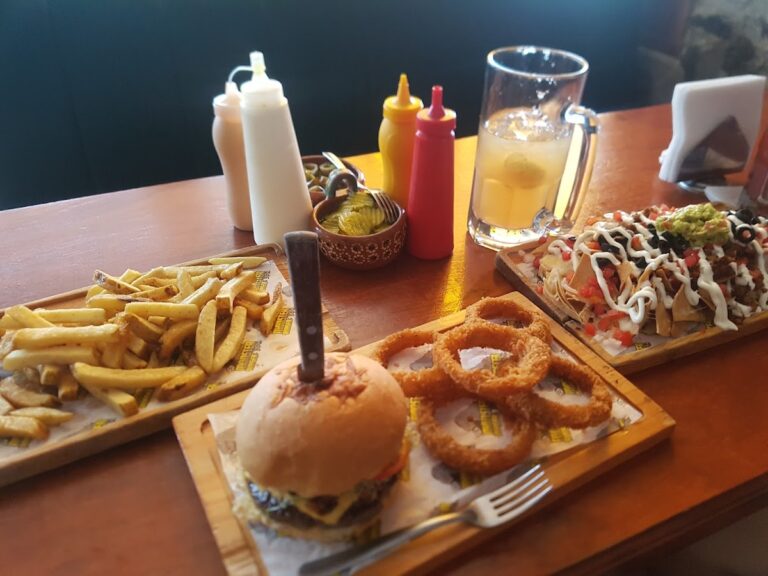 1621 monster burger bbq 768x576