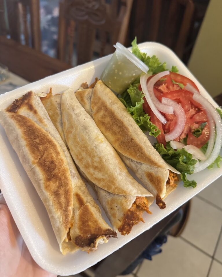 2318 loncheria emi 768x961