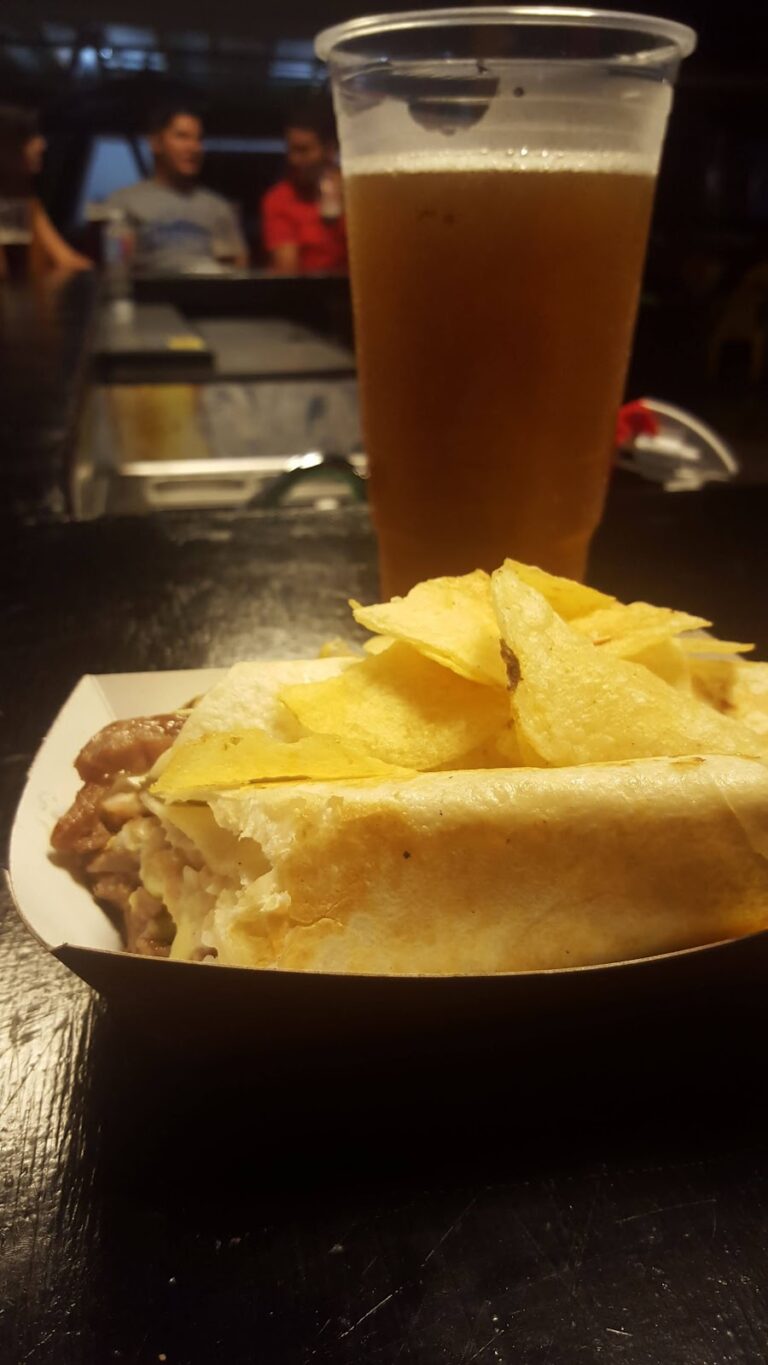 3910 el parkeadero food truck 768x1365