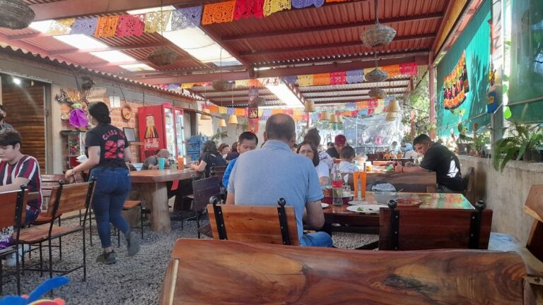 4224 los guayabitos restaurante 768x432