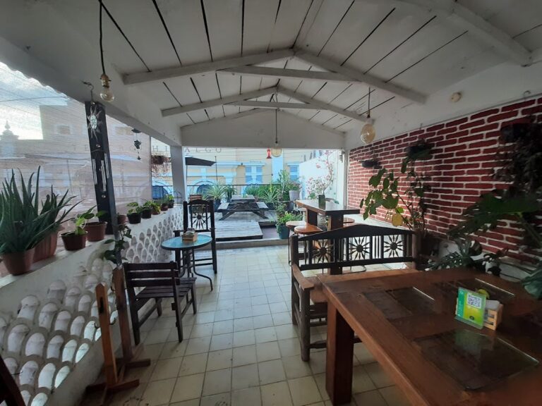 4694 llueve cafe 768x576