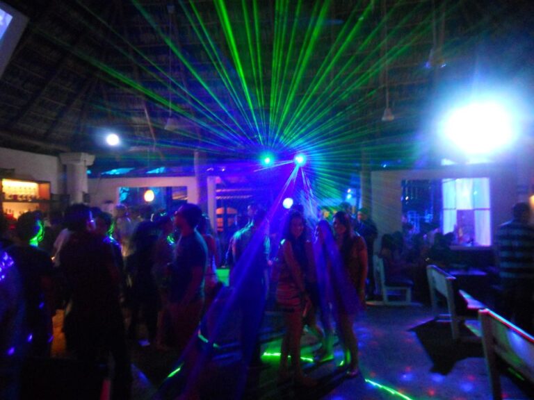 5004 sunset lounge manzanillo 768x576