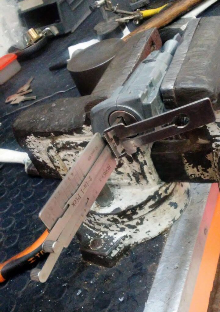 10555 cerrajeria rosas 247 servicios de emergencia 721x1024