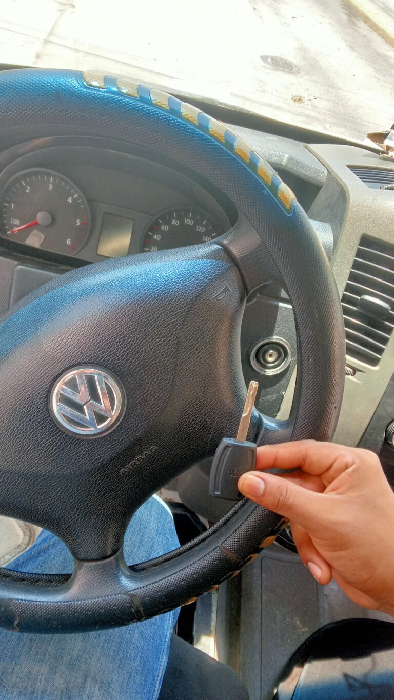 10887 cerrajeria de leon 768x1365