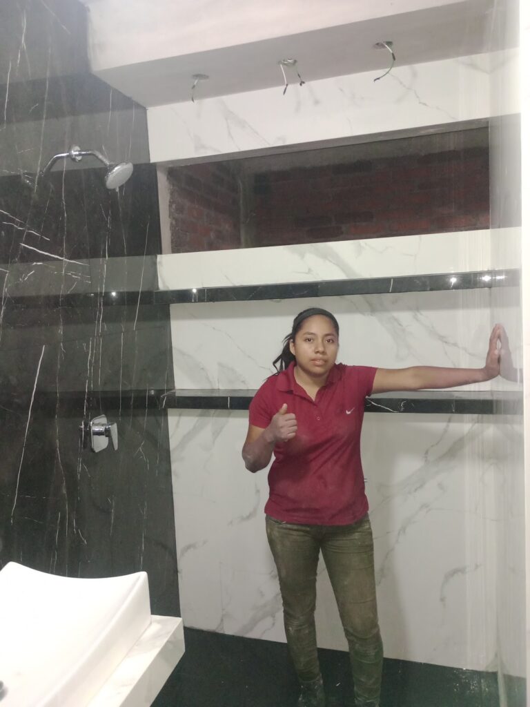 11709 mujer albanil 768x1024