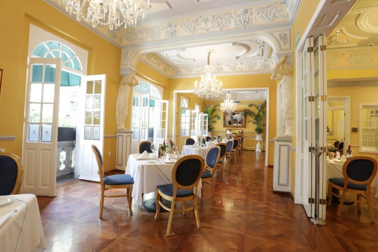 18114 restaurante les moustaches 768x512