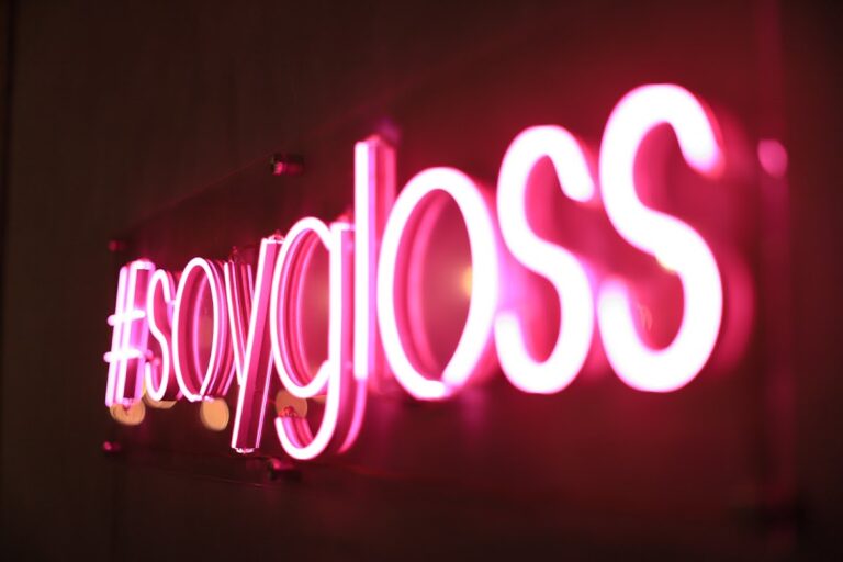 21512 gloss beauty salon 768x512