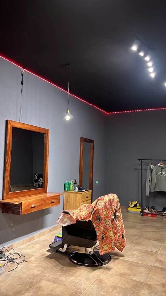 21715 lalo barber 576x1024