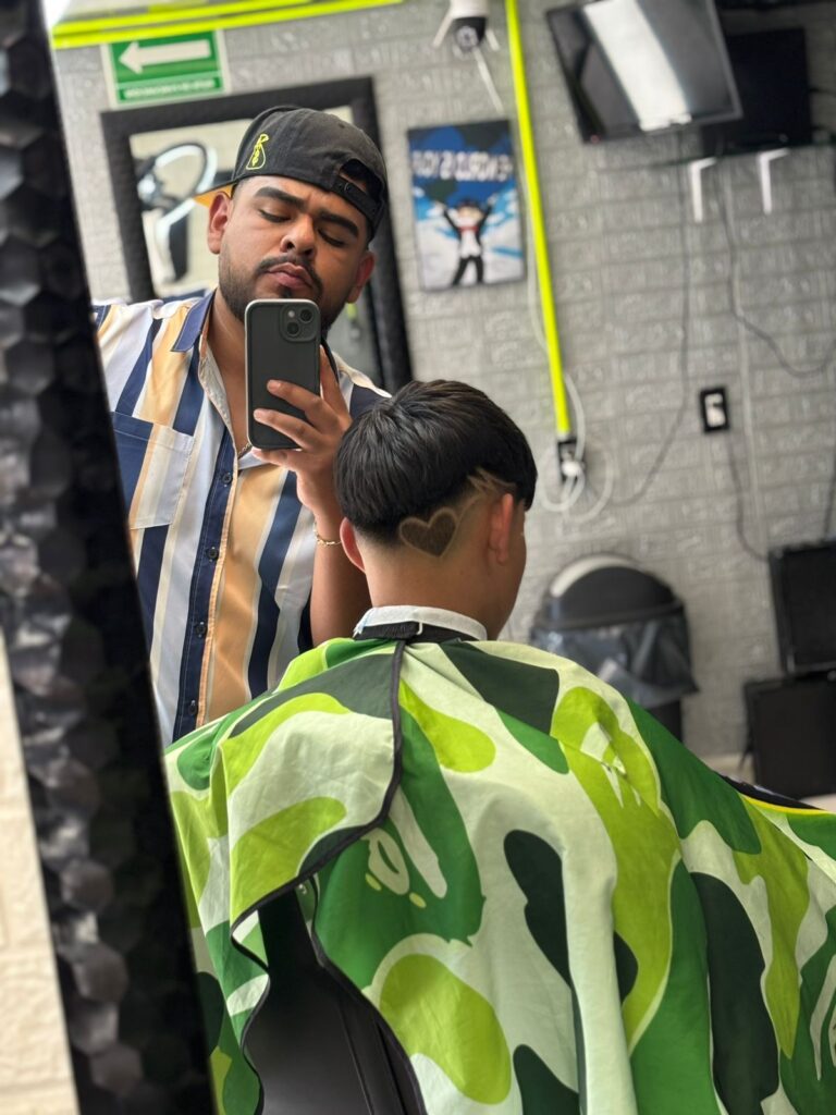 21830 bendecidos barber shop 768x1024