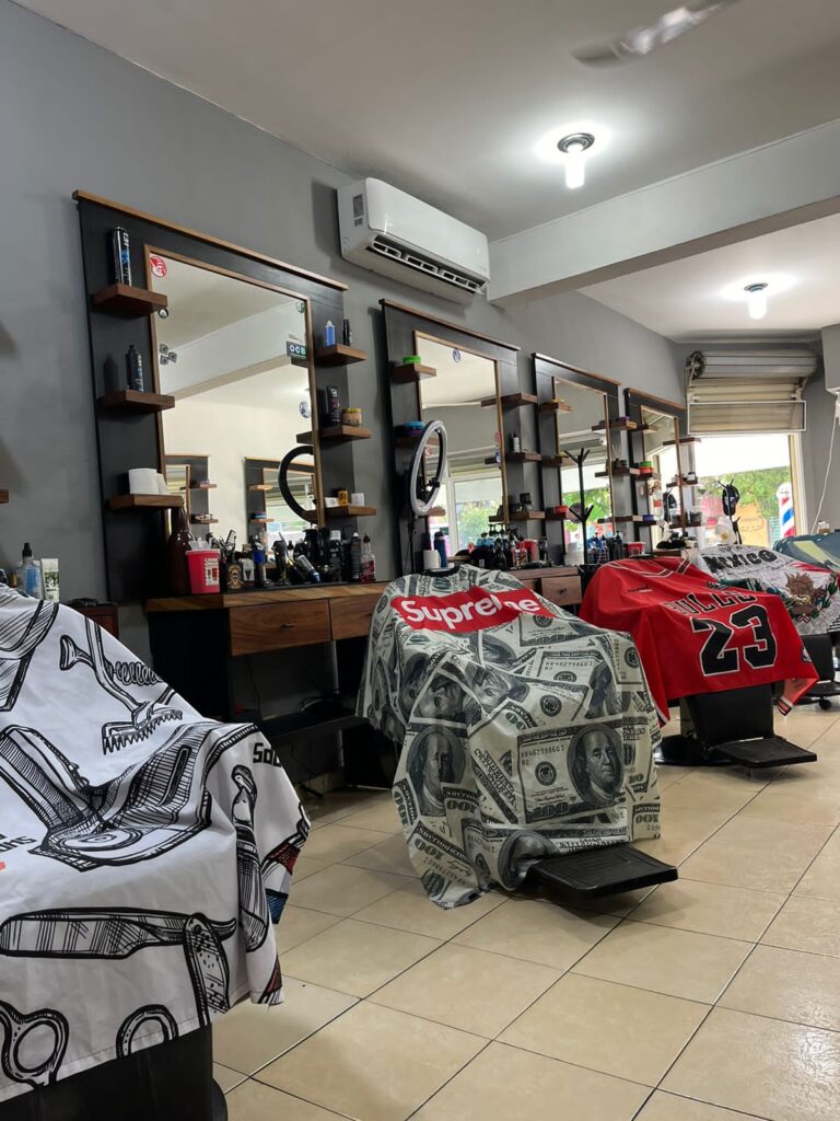 21896 barber shop club del corte 768x1024