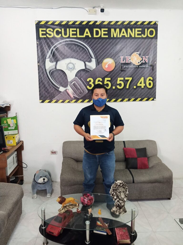 29059 escuela de manejo leon 768x1024