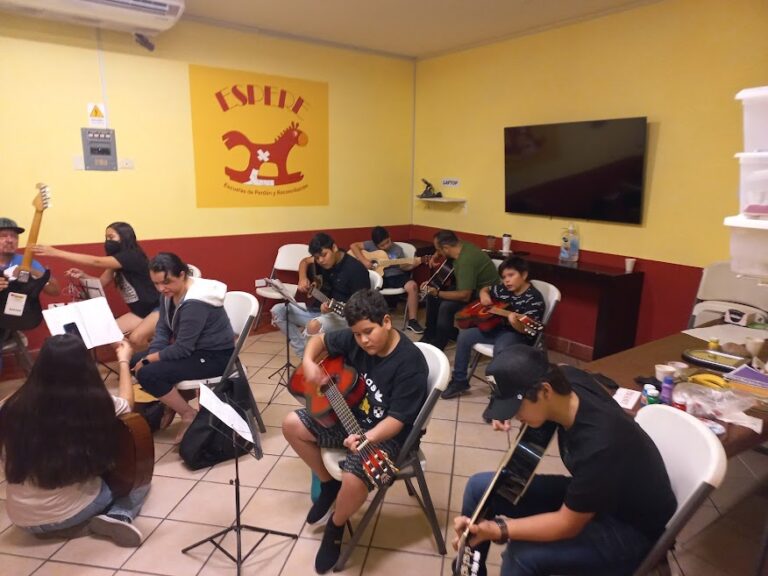 29420 guitarbass escuela de musica 768x576