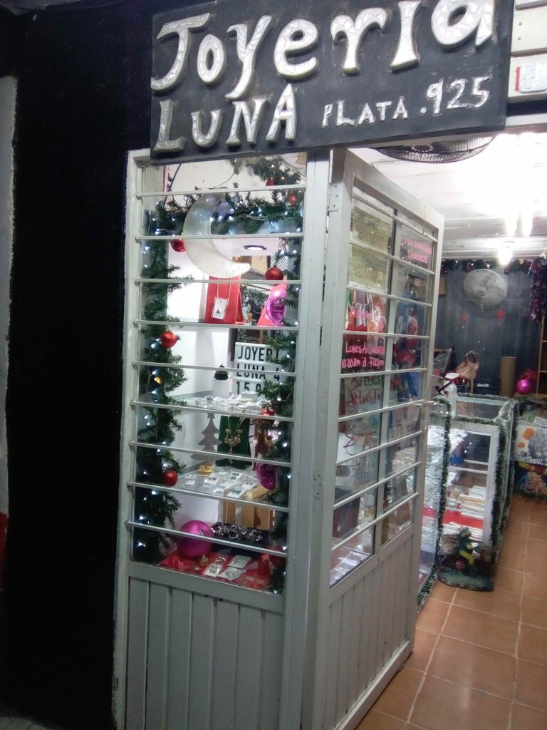 33998 joyeria luna 768x1024