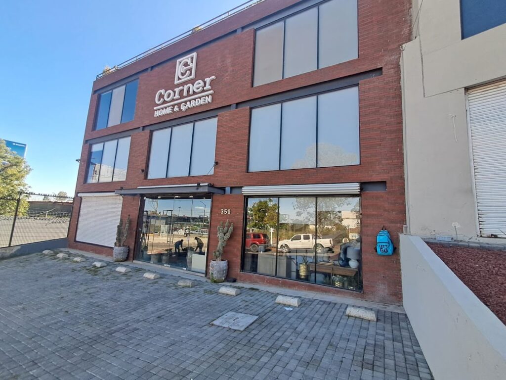 37522 corner home garden 1024x768